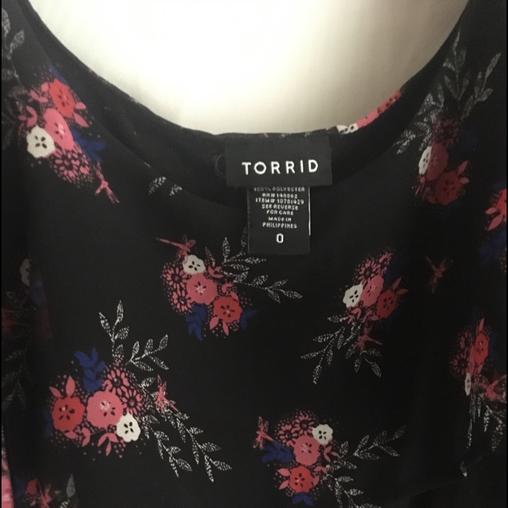 Torrid Plus sz 0x Cold Shoulder flutter top